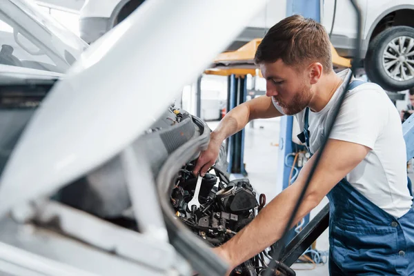 Tahle Část Musí Být Vypuštěna Zaměstnanec Modré Uniformě Pracuje Automobilovém — Stock fotografie