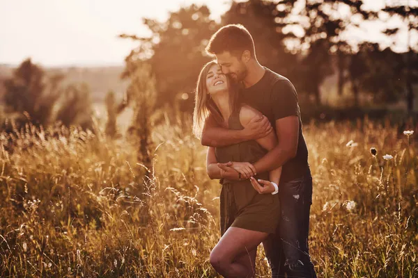 Dans Champ Éclairé Par Lumière Soleil Beau Jeune Couple Passer — Photo