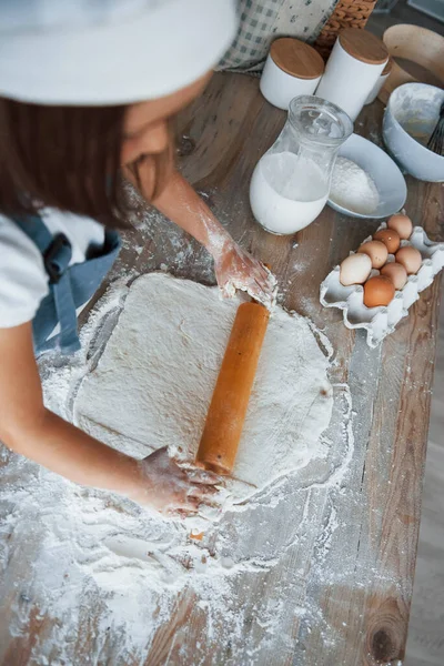 Vue Rapprochée Enfant Mignon Uniforme Chef Blanc Préparant Nourriture Sur — Photo