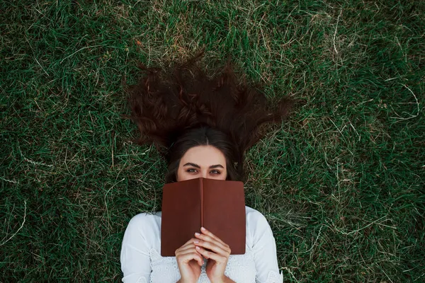 Piękne Włosy Dziewczyna Leży Zielonej Trawie Odpoczywa — Zdjęcie stockowe