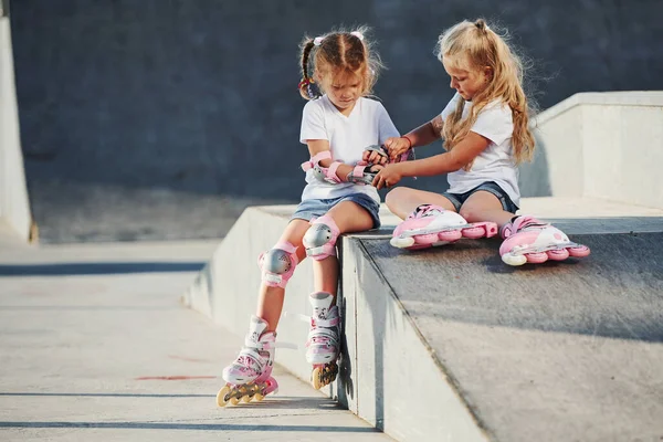Auf Der Rampe Für Extremsportarten Zwei Kleine Mädchen Mit Rollschuhen — Stockfoto