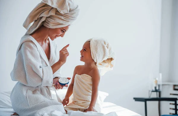 Using Cream Clear Skin Young Mother Her Daugher Have Beauty — Stock Photo, Image
