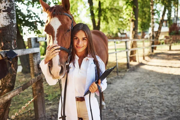 Mit Notizblock Der Hand Tierärztin Untersucht Pferd Tagsüber Auf Dem — Stockfoto