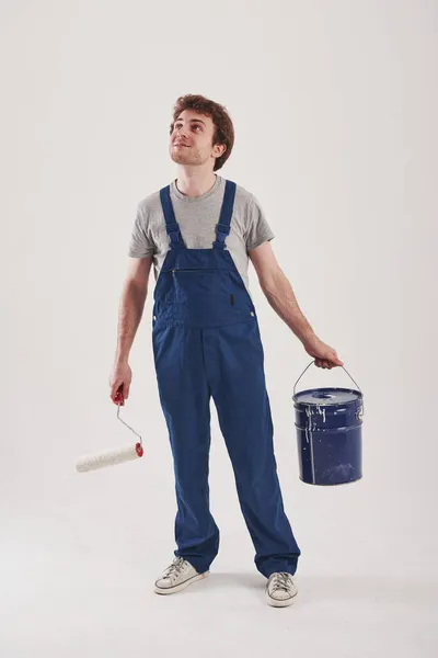 Fröhlicher Blick Mann Blauer Uniform Steht Vor Weißem Hintergrund Atelier — Stockfoto