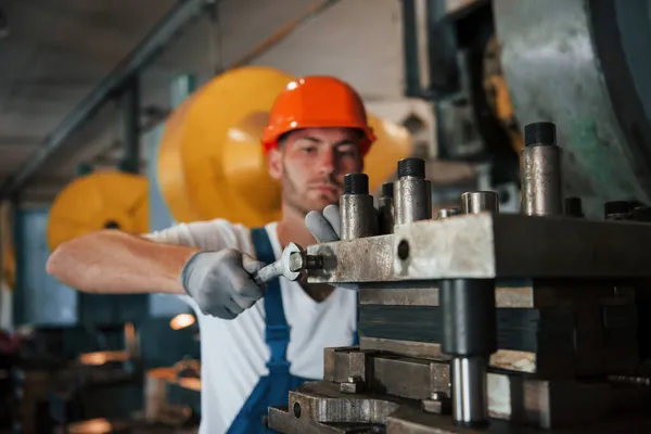 Usando Llave Inglesa Hombre Uniforme Trabaja Producción Tecnología Industrial Moderna —  Fotos de Stock