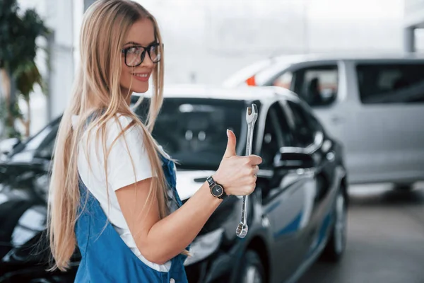 Schöne Blonde Frau Reparaturerin Ist Auf Ihrer Arbeit Drinnen Autohaus — Stockfoto