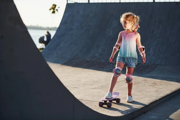 Sonniger Tag Kleines Mädchen Mit Skate Auf Einer Rampe Für — Stockfoto