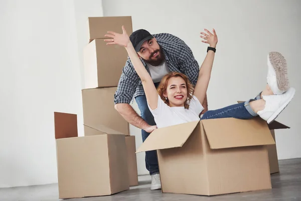 Laten Lol Maken Gelukkig Stel Samen Hun Nieuwe Huis Beweging — Stockfoto