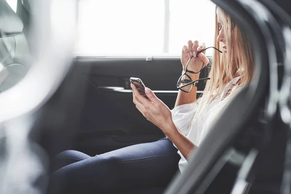 Leyendo Noticias Hermosa Chica Rubia Sentada Coche Nuevo Con Interior — Foto de Stock