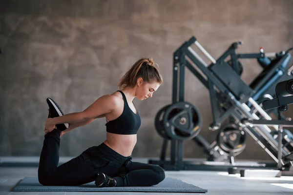 Sujetando Pierna Derecha Foto Hermosa Mujer Rubia Gimnasio Fin Semana — Foto de Stock