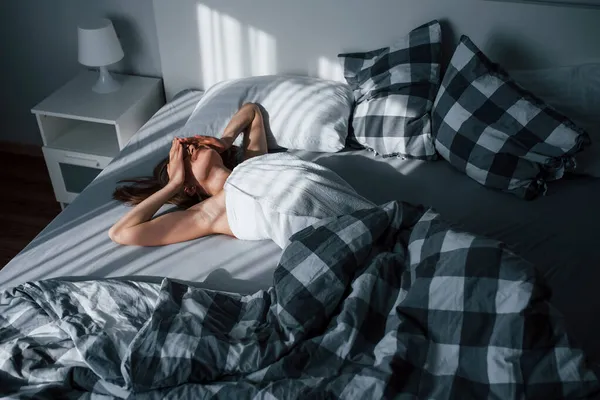 Svegliarsi Con Piacere Bella Giovane Donna Sdraiata Sul Letto Mattino — Foto Stock