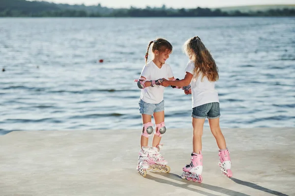 Two Kids Learning How Ride Roller Skates Daytime Lake — Stock Photo, Image