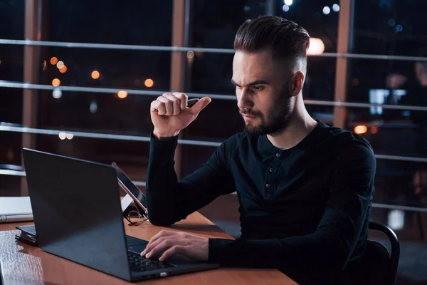 Searching Solutions Problem Stylish Young Businessman Works Alone Office Nightime — Foto Stock