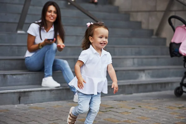 Pretty Young Mother Her Little Daughter Have Walk City — Stock Photo, Image