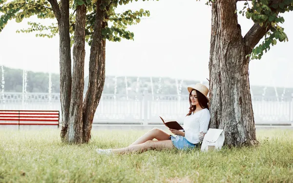 Two Trees Young Woman Have Weekend Sits Park Daytime — Stock Photo, Image