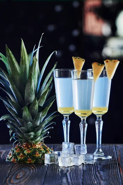 Speciaal Recept Cocktails Zijn Klaar Houten Tafel Nachtclub Mooie Verlichting — Stockfoto