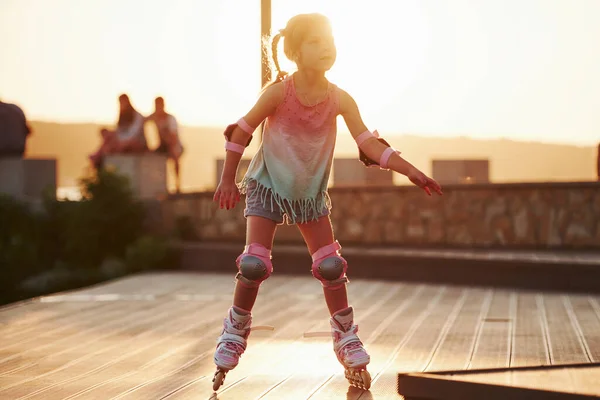 Happy Cute Kid Riding Her Roller Skates Unbelievable Sunlight — Stock Photo, Image