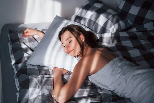 부드러운 베개와 예쁘고 여자가 시간에 침대에 — 스톡 사진
