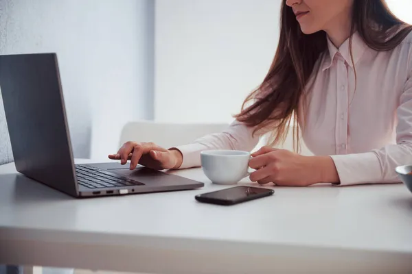 Gewone Dag Van Freelancer Jonge Zakenvrouw Met Zwart Haar Officiële — Stockfoto