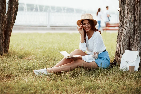 尝试新眼镜 年轻女人有一个周末 白天坐在公园里 — 图库照片