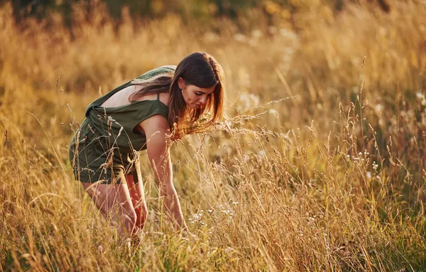 Beautful Meisje Loopt Door Het Veld Met Hoog Gras Het — Stockfoto