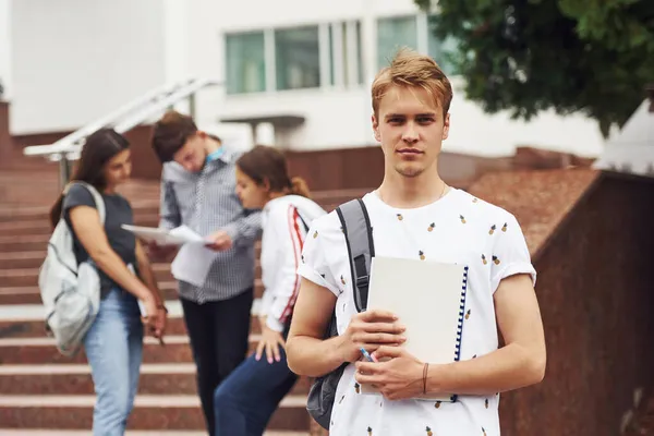 Facet Pozował Kamery Grupa Młodych Studentów Ubraniach Casual Pobliżu Uniwersytetu — Zdjęcie stockowe