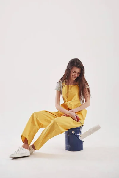 Time Rest Brunette Woman Yellow Uniform Sitting White Background Studio — Stock Photo, Image