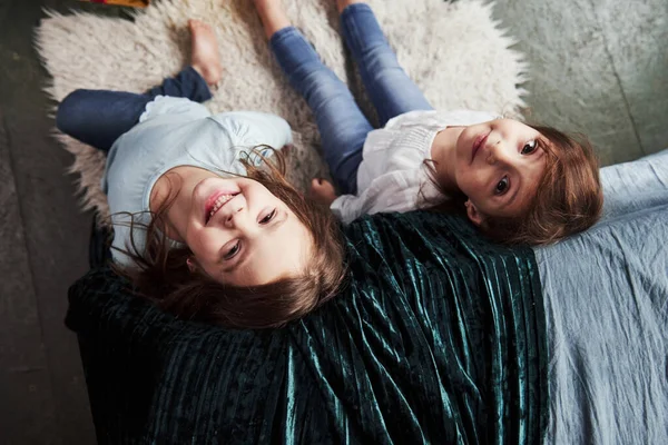 Wohlfühlen Und Lächeln Draufsicht Auf Zwei Fröhliche Kinder Die Sitzen — Stockfoto