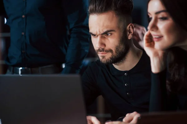 Fokuserat Foto Den Orakade Killen Teamet Unga Affärsmän Arbetar Med — Stockfoto