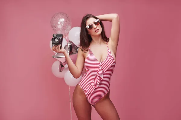 Moderne Retro Stijl Mooi Jong Meisje Bikini Stands Poseren Studio — Stockfoto
