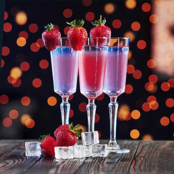 Sommergetränke Cocktails Stehen Bereit Auf Dem Holztisch Nachtclub Schöne Beleuchtung — Stockfoto