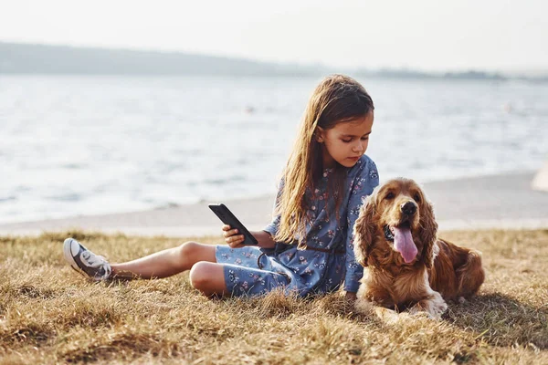 Meer Achter Met Telefoon Handen Schattig Klein Meisje Hebben Een — Stockfoto