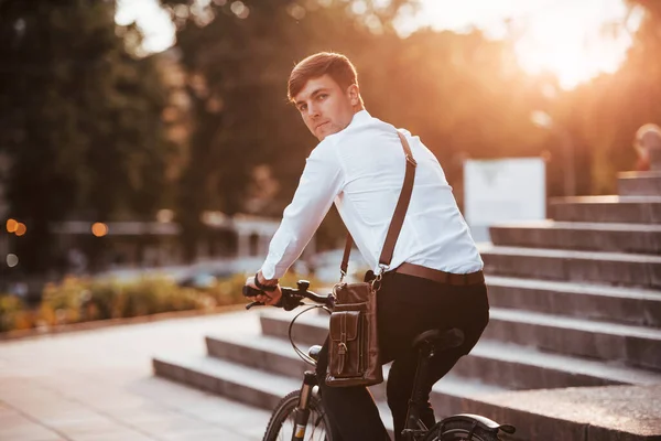 Arkana Bak Siyah Bisikletli Resmi Giysili Bir Işadamı Şehirde — Stok fotoğraf