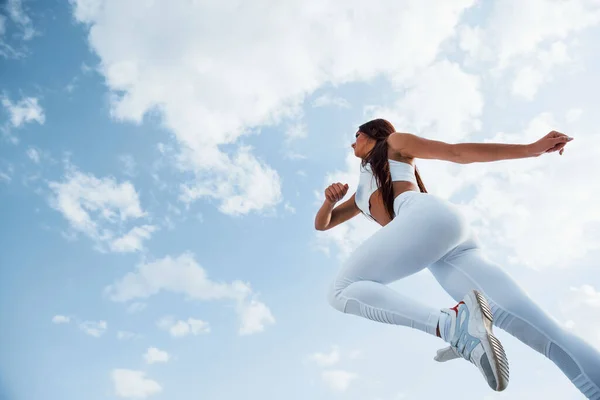 Lucht Vrouwelijke Loper Witte Sportieve Kleding Doet Fitness — Stockfoto