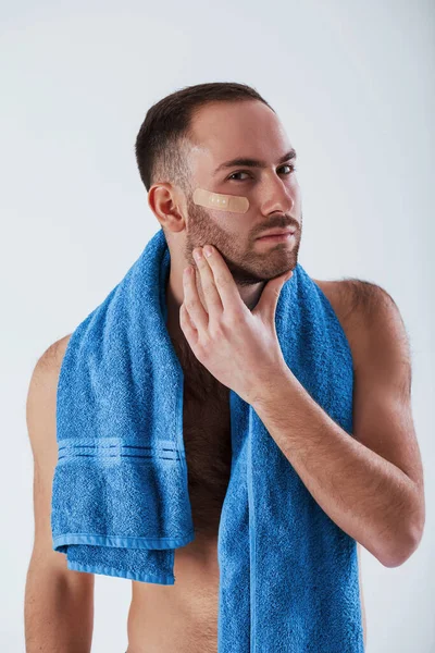 Kaukasische Etniciteit Man Met Blauwe Handdoek Staat Tegen Witte Achtergrond — Stockfoto