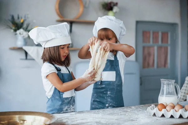 Οικογένεια Παιδιά Λευκό Σεφ Στολή Προετοιμασία Των Τροφίμων Στην Κουζίνα — Φωτογραφία Αρχείου