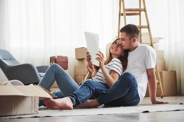 Habitación Vacía Con Cajas Escalera Alegre Pareja Joven Nuevo Apartamento —  Fotos de Stock