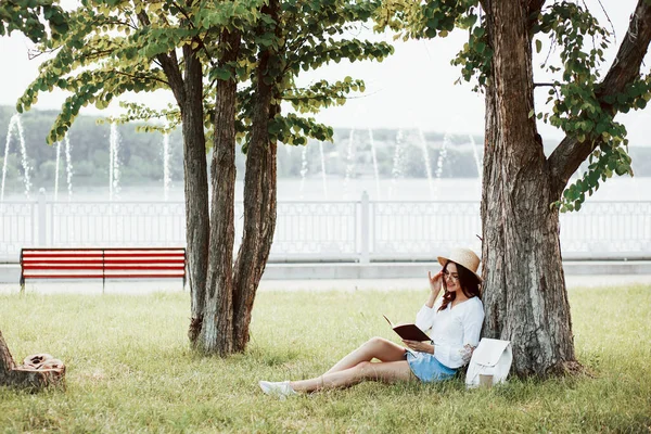 Concentrated Reading Young Woman Have Weekend Sits Park Daytime — Stock Photo, Image