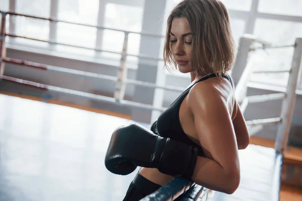 Estou Fazer Uma Pausa Desportista Feminina Ringue Boxe Roupas Cor — Fotografia de Stock