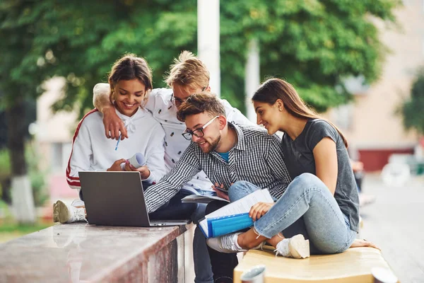 Concentrado Trabajo Con Portátil Grupo Jóvenes Estudiantes Con Ropa Casual — Foto de Stock