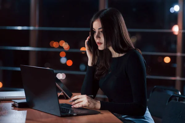 Telefonieren Attraktive Brünette Geschäftsfrau Arbeitet Nachts Allein Büro — Stockfoto