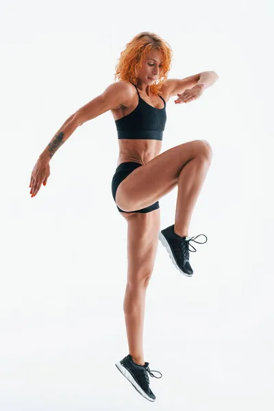 Faire Exercice Redhead Bodybuilder Féminin Est Dans Studio Sur Fond — Photo