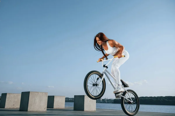 Fazer Acrobacias Piloto Feminino Está Bicicleta Durante Dia Perto Lago — Fotografia de Stock