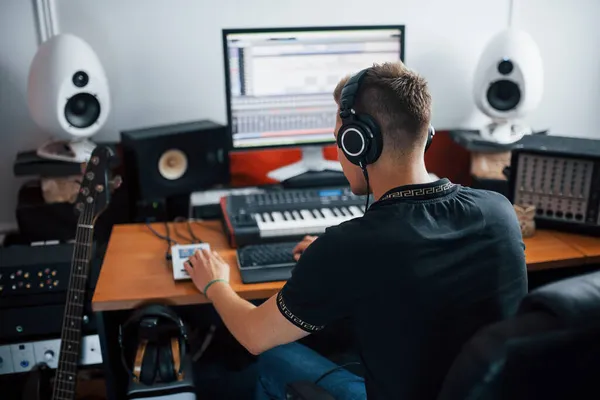 Engenheiro Som Fones Ouvido Trabalhando Misturando Música Dentro Casa Estúdio — Fotografia de Stock