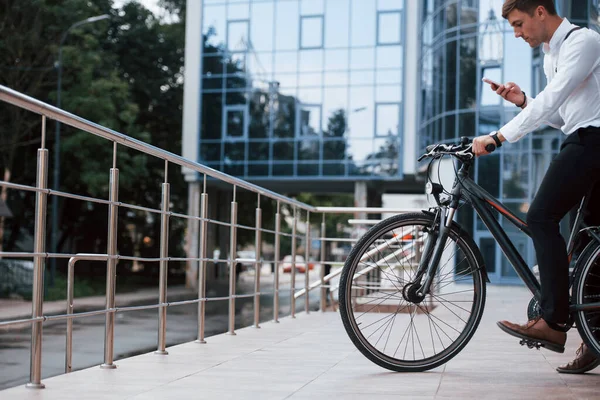 Fazer Uma Pausa Empresário Roupas Formais Com Bicicleta Preta Está — Fotografia de Stock