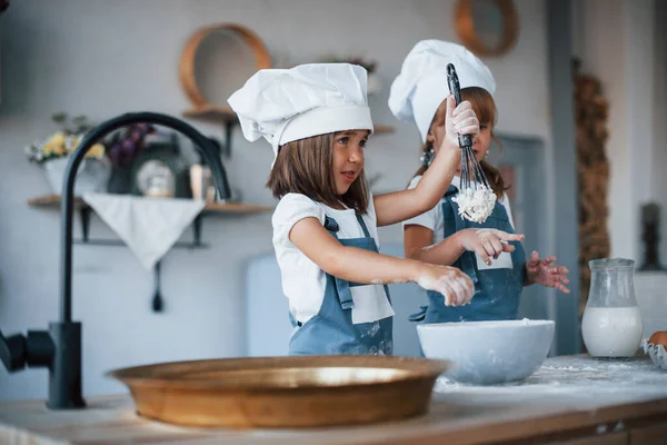 Сімейні Діти Уніформі Білого Шеф Кухаря Готують Їжу Кухні — стокове фото