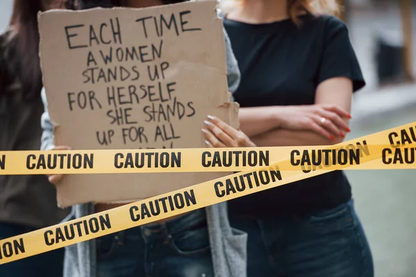 ビューを閉じます フェミニスト女性グループは屋外での権利に抗議している — ストック写真