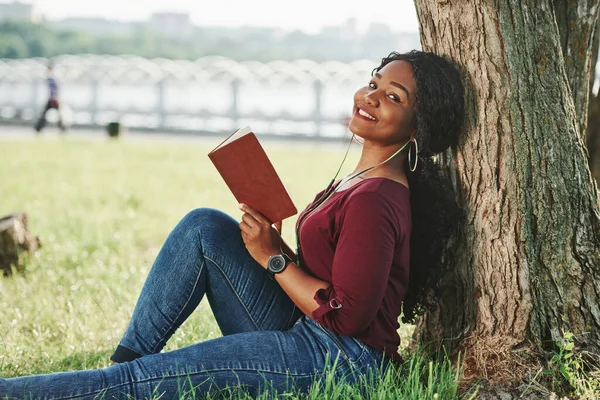 Looks Camera Cheerful African American Woman Park Summertime — Stock Photo, Image