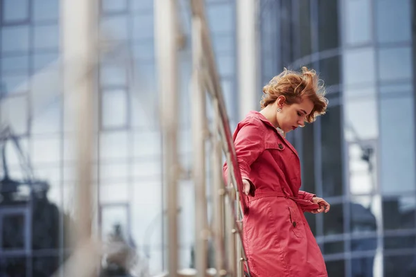 Vista Lado Adulto Mulher Bonita Casaco Vermelho Quente Ter Andar — Fotografia de Stock