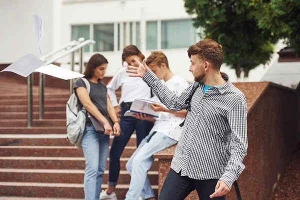 Tipo Positivo Grupo Jóvenes Estudiantes Ropa Casual Cerca Universidad Durante — Foto de Stock